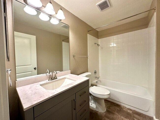 Building Photo - 2Bd/2Ba Bellevue Condo