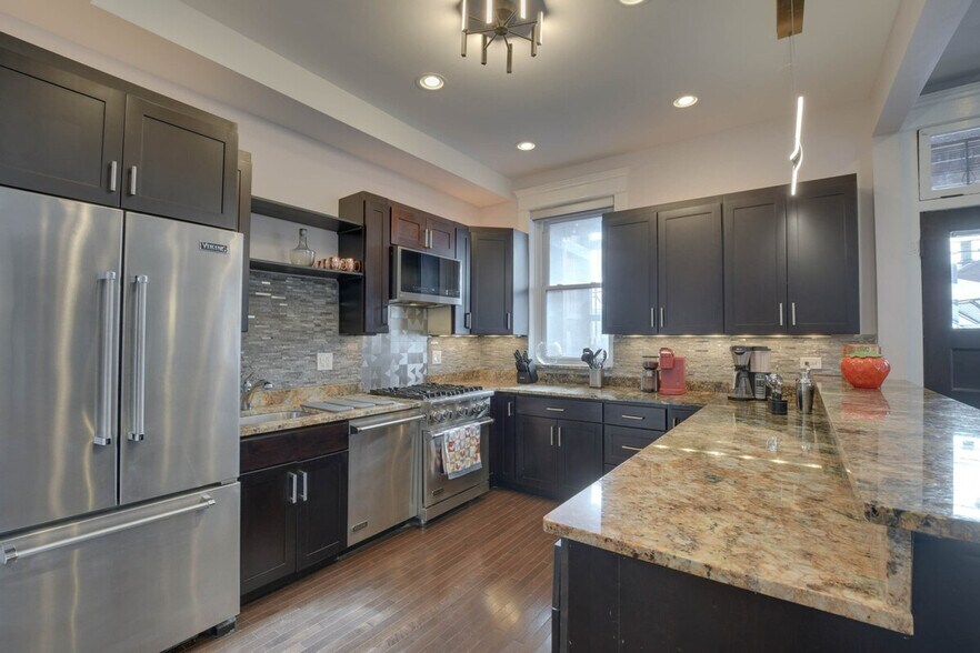 Building Photo - 2033 W Washington Blvd