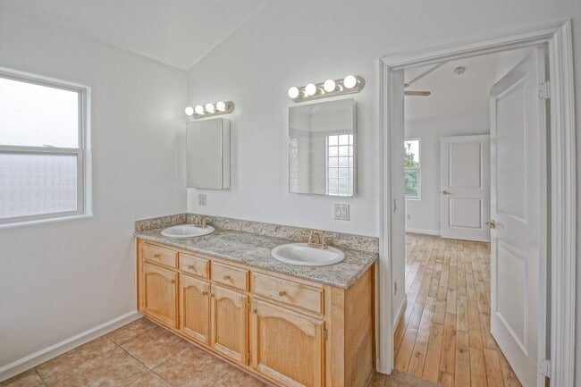 Building Photo - REMODELED, BRIGHT & SPACIOUS, 2-STORY HOME...