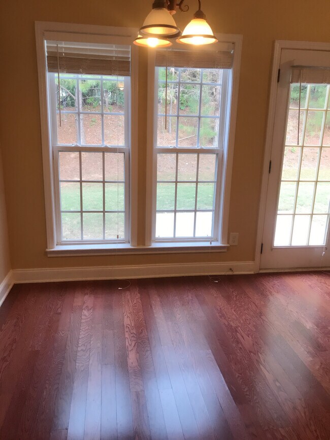 Building Photo - 535 Roland Manor Dr
