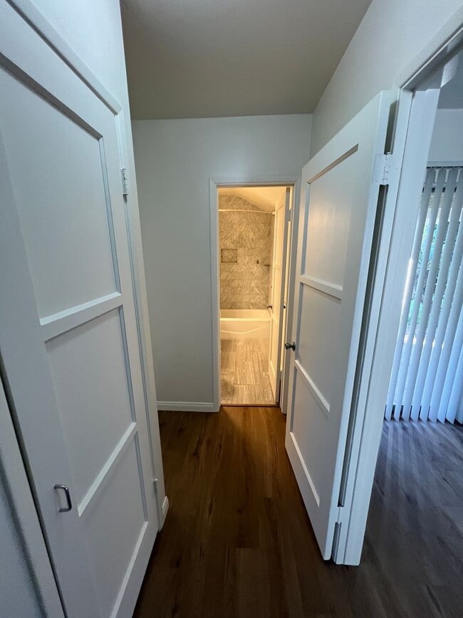 Building Photo - Mid Town Adorable Home!