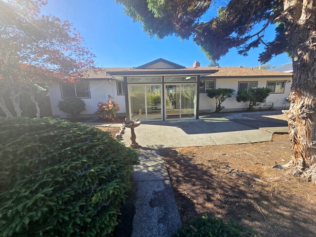 Building Photo - 164 N Harbor St