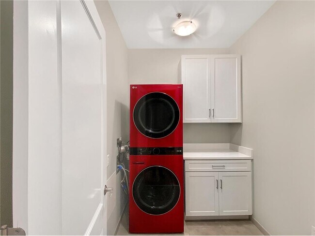 Building Photo - 300 Wall St