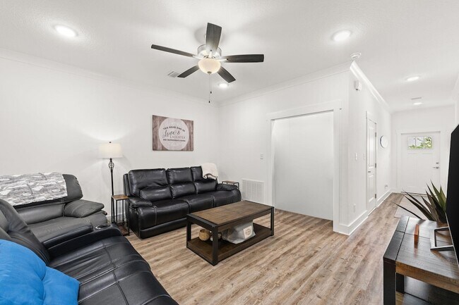 Building Photo - 81 Date Palm Ln