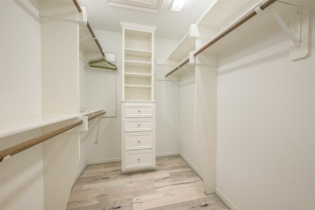 Building Photo - 1723 Rock Fence Dr