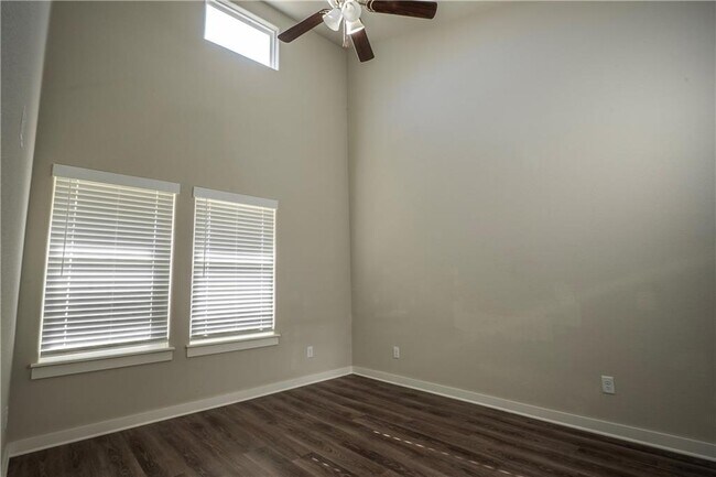 Building Photo - 636 N Honey Locust Bnd