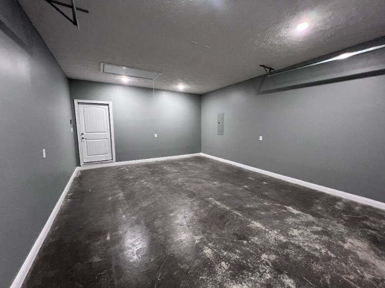 Building Photo - 104 Twin Oaks Dr