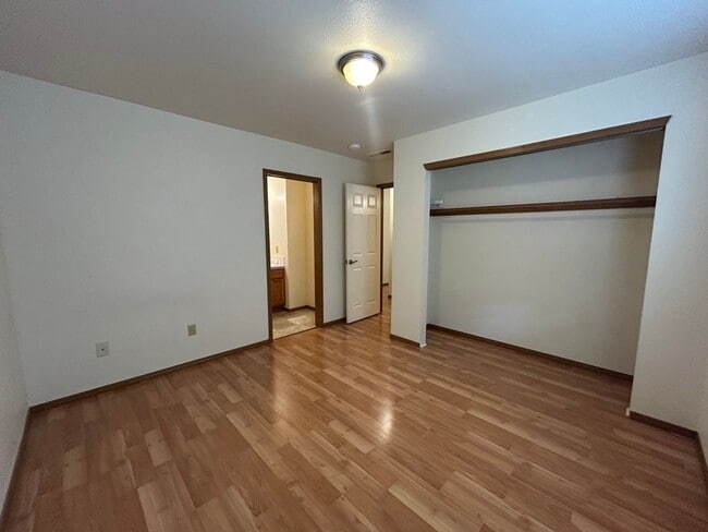 Building Photo - 312 W 9th Ave