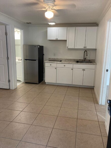 Building Photo - 6733 Lodge Ave