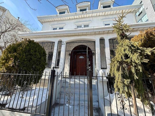 Building Photo - 61 Monitor St