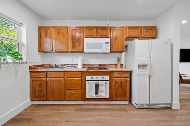 Building Photo - 817 Tequesta St