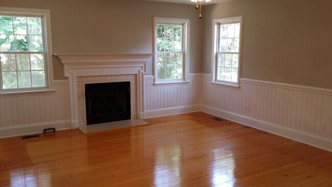 Building Photo - Merry Oaks