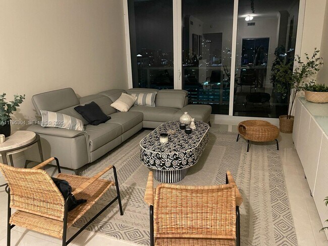 Building Photo - 100 Bayview Dr