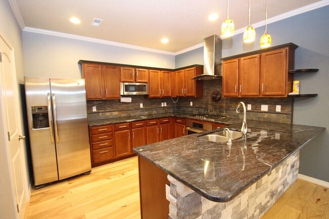 Building Photo - Beautiful 3bdrm 3bath home in Gold Hill Mesa