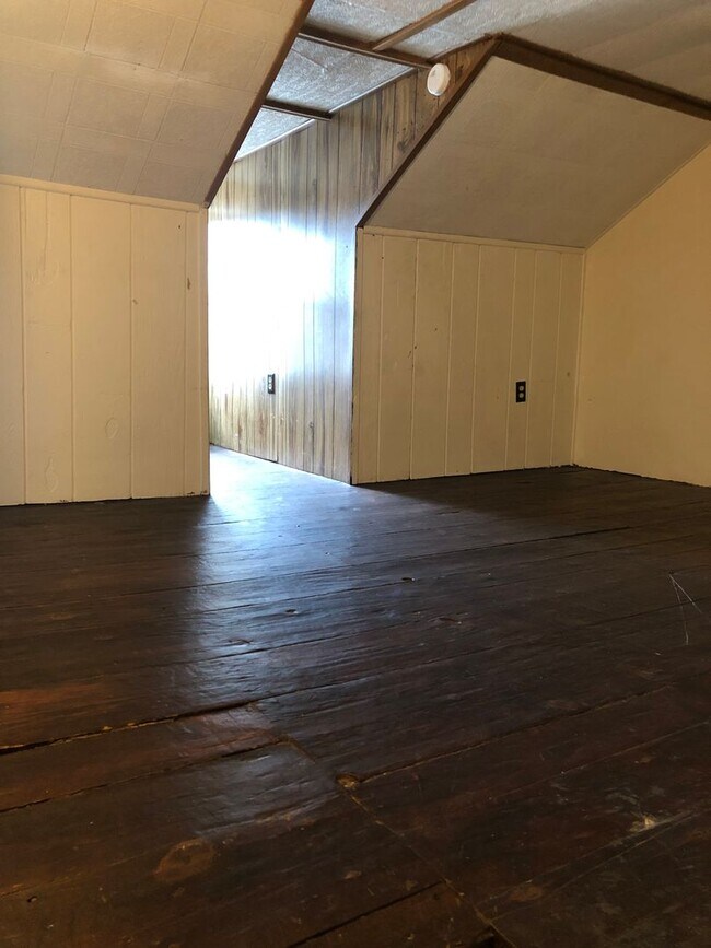 Building Photo - 2 Bedroom House Near Farquar Park- York City SD