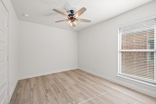 Building Photo - 2013 Cottonwood Ave