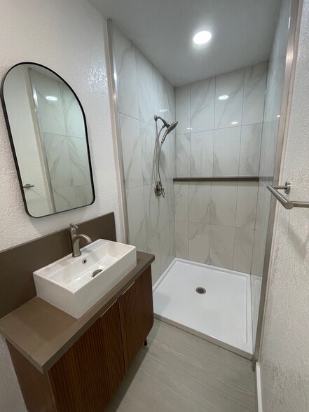 Building Photo - 6315 Osler St