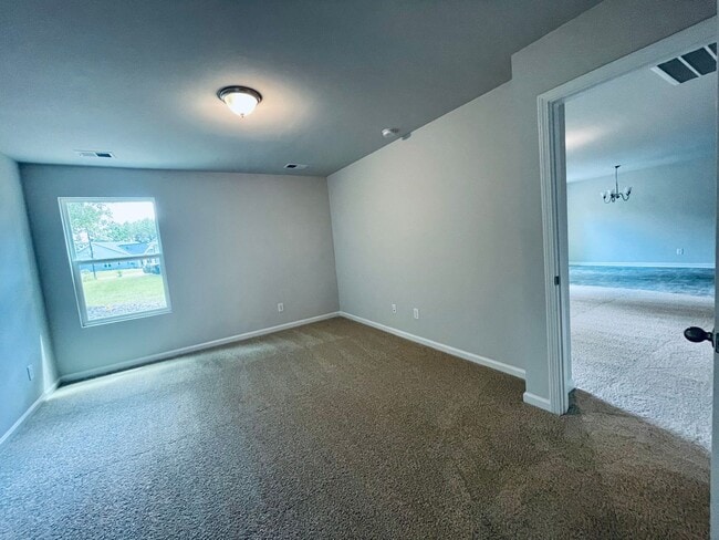 Building Photo - Gorgeous 4bed/3bath home w/ Fenced Yard in...
