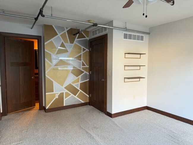 Building Photo - Rarely Available 3 Bedroom 2 Bathroom Pent...