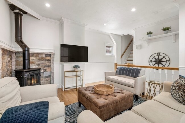 Building Photo - 9R Salem St Ave