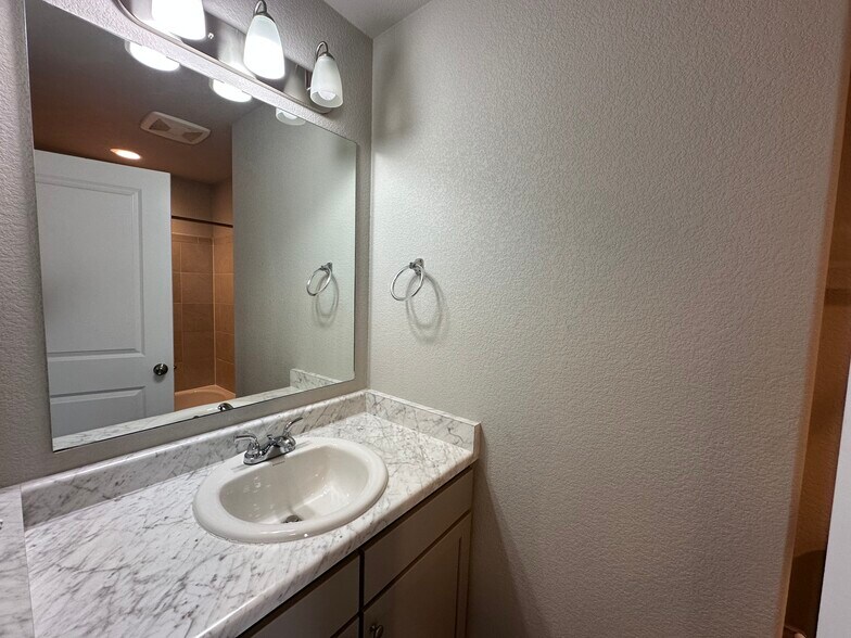 Building Photo - 7435 Gorgeted Quail Grv
