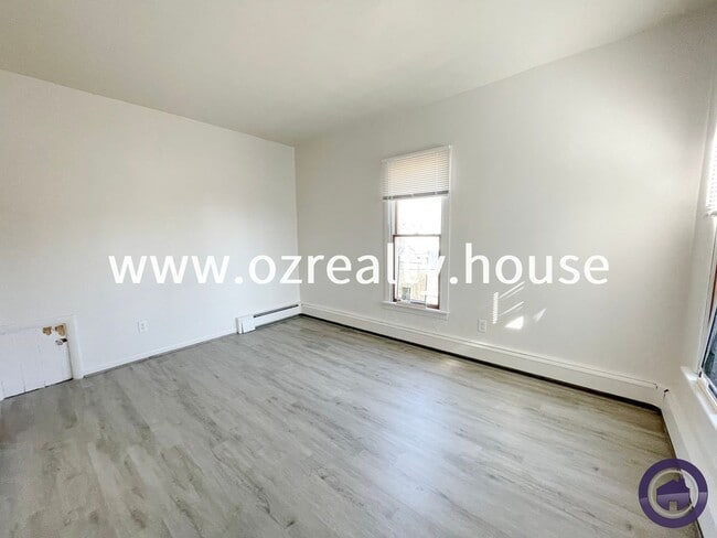 Building Photo - 215 E Reed Ave