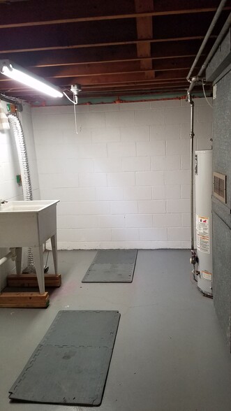 laundry room - 2717 Post Ave
