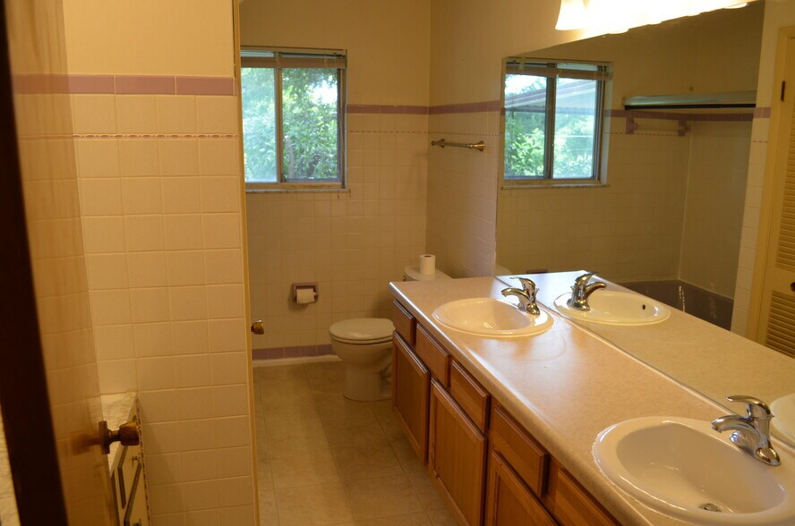Building Photo - 93 Wonderhill Dr