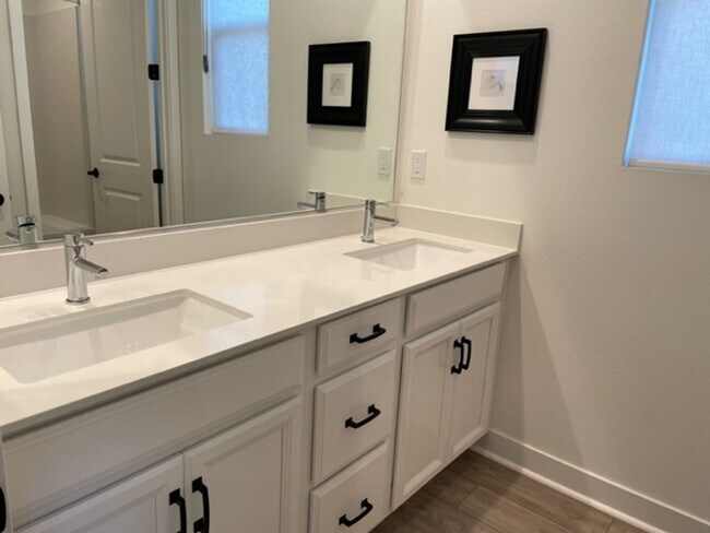 Building Photo - Stunning 3 bedroom 3 bath home in the Grea...