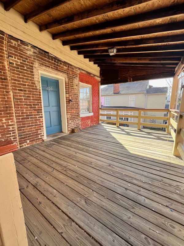 Building Photo - 610 Caroline St