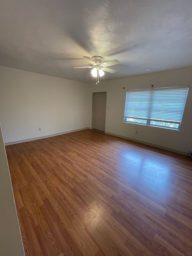 Building Photo - 1/2 Duplex Near Downtown Deland and Stetso...