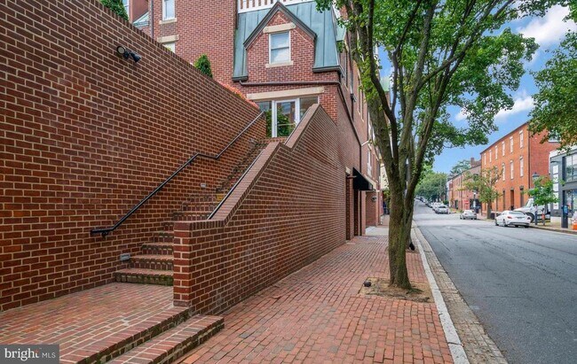 Building Photo - 115 S Lee St