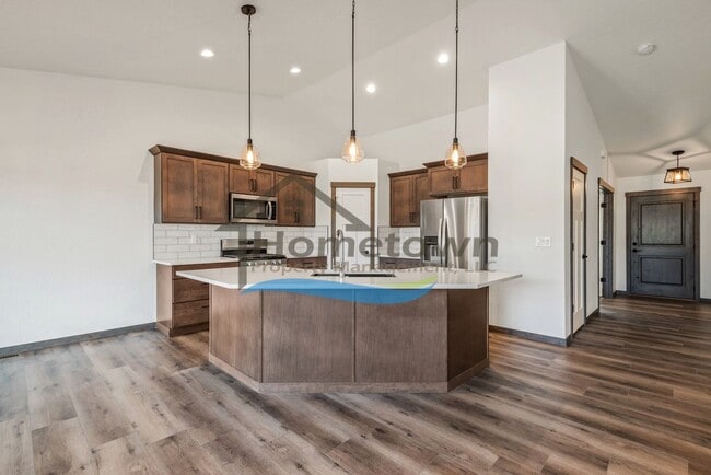 Building Photo - 3-Bedroom, 2-Bathroom Home with 3-Car Gara...