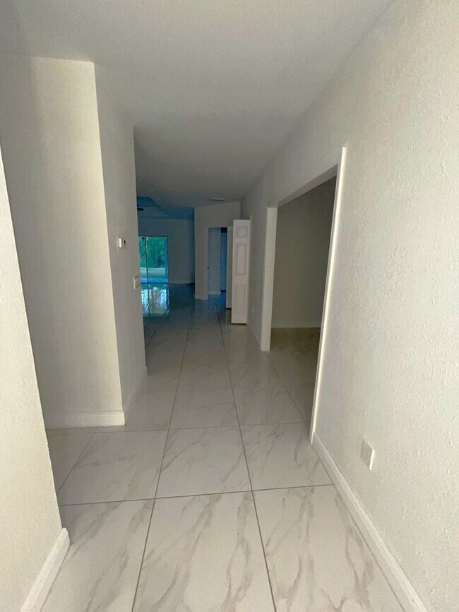 Building Photo - Great Location-Large 2/2/1 + DEN Duplex