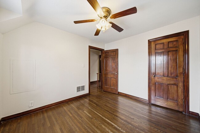 Building Photo - 2 Bedroom, 2 Bath Townhome located directly across from Franklin Park Conservatory