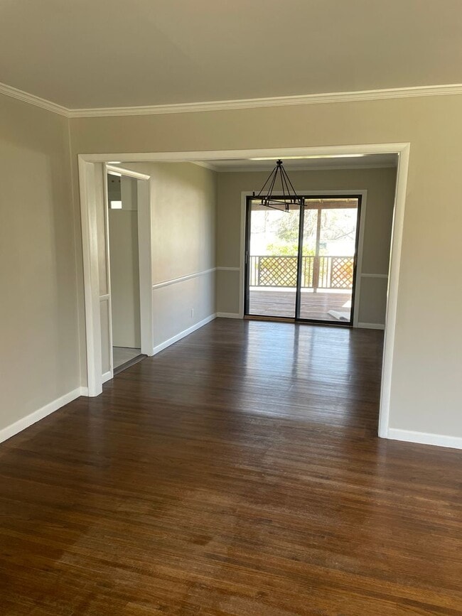 Building Photo - Darling Midtown Charmer! 3 bed 1 bath - NE...