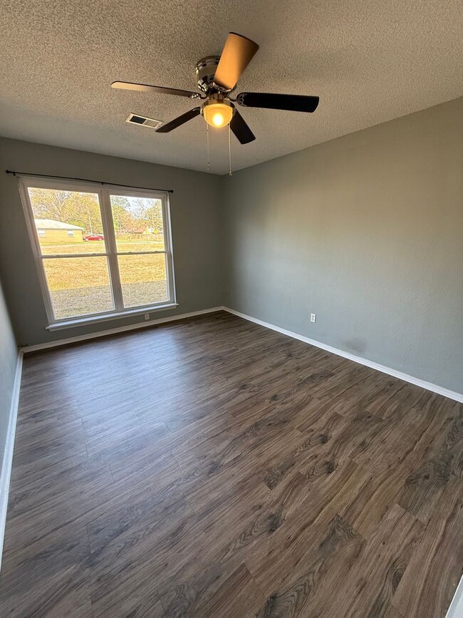 Building Photo - $1,500 MOVE-IN SPECIAL