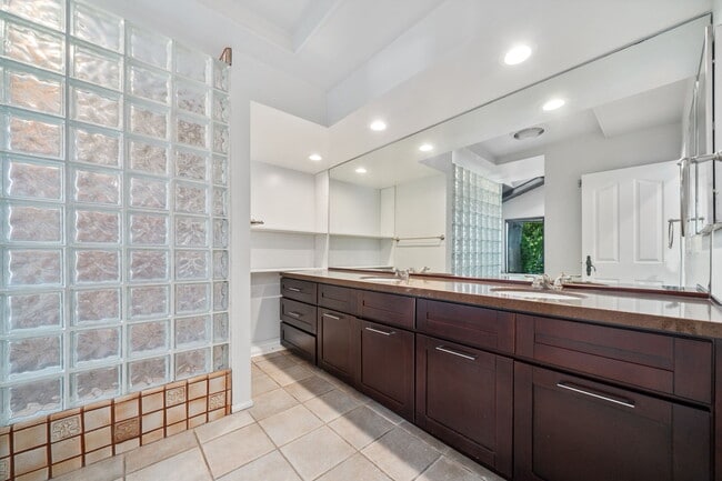 Building Photo - 16946 Encino Hills Dr