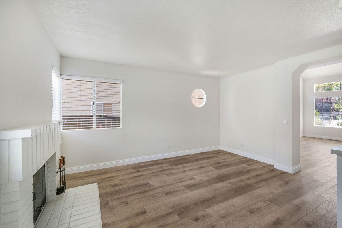 Building Photo - 24351 Kings View