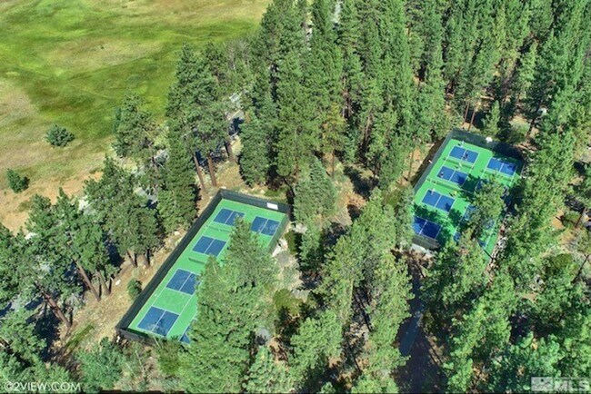 Building Photo - Large quiet condo backs to the forest