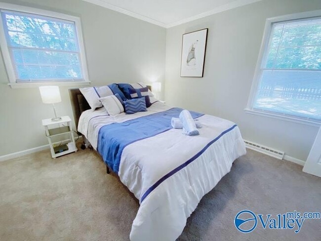 Building Photo - 12005 Greenleaf Dr SE