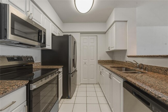 Building Photo - 1155 Brickell Bay Dr