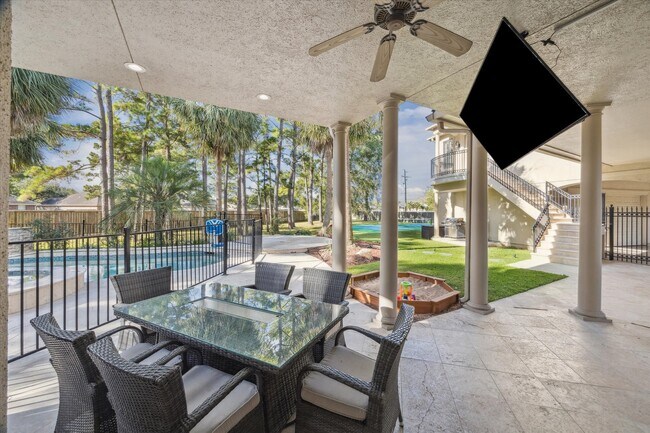Building Photo - 600 Royal Oaks Dr