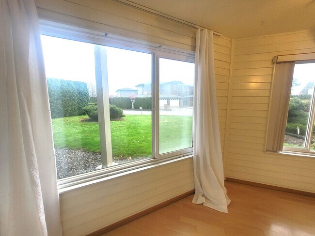 Building Photo - Bayview Townhouse Condo in Blaine with Gar...