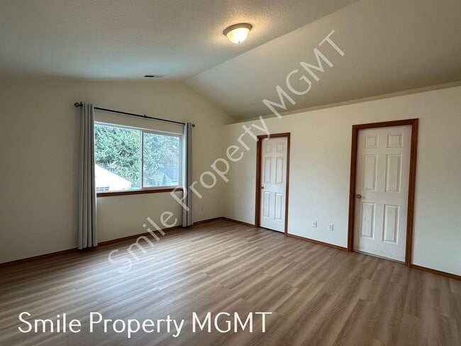 Building Photo - Lovely house with 3 bedrooms and 2.5 bathroom.