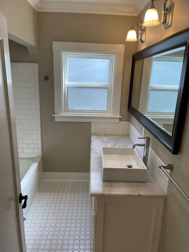 Building Photo - Single Family Home in East Sacramento W/Pool