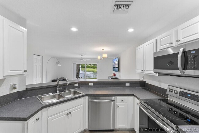Building Photo - 16129 Sierra Palms Dr