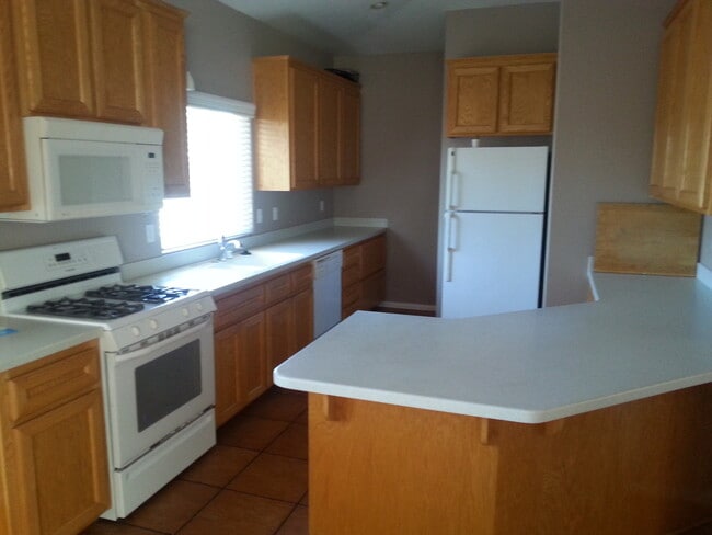 Building Photo - 3 bedroom 2.5 bath house near the beach