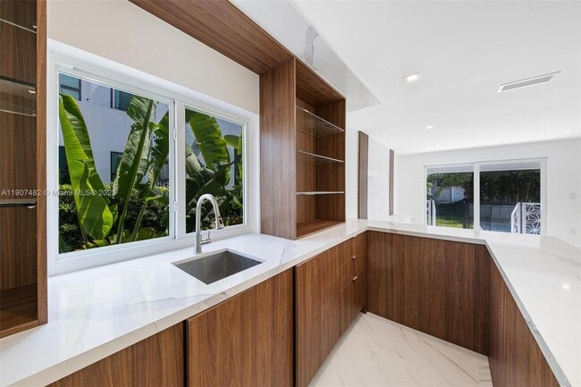 Building Photo - 242 Palm Ave