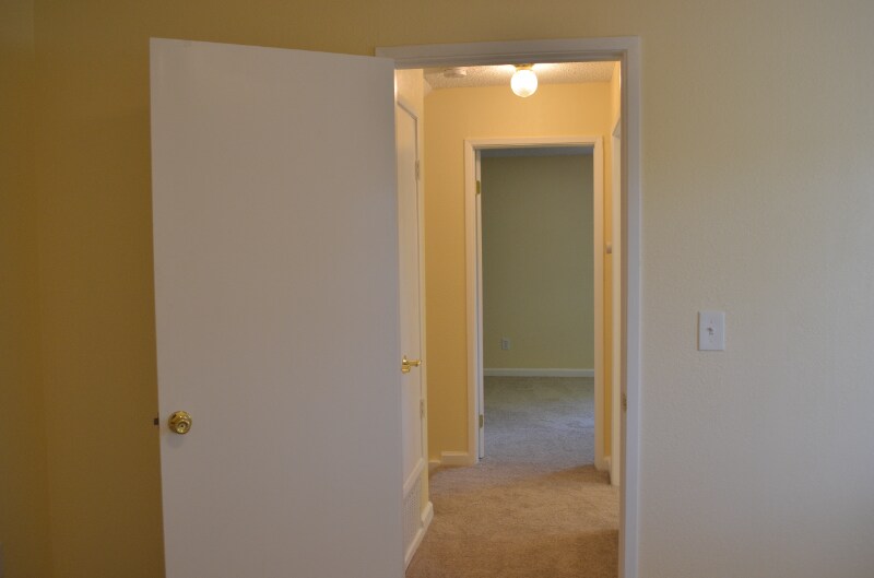 Building Photo - 729 Valley Green Dr